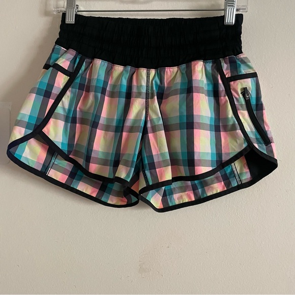 Lululemon shorts size 6 - Picture 2 of 5